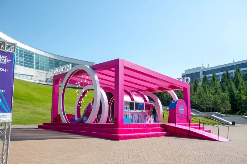 Side view of the completed custom pink roof for the Ozon stand at VK Fest.