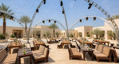 خيمة ARCH HEXA RT260/10 بسقف شفاف لفعالية خاصة