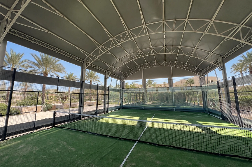 Playing area and net inside the covered padel court