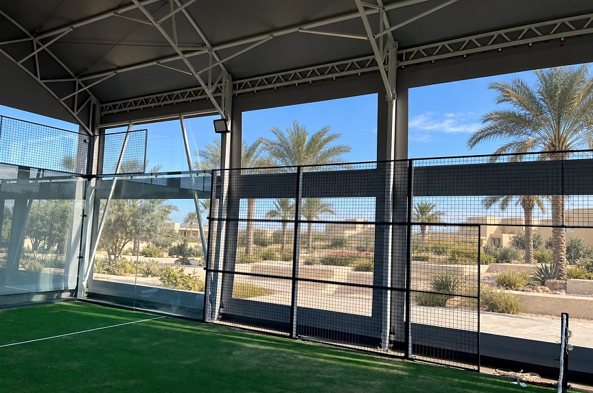 Transparent side wall and padel court enclosure