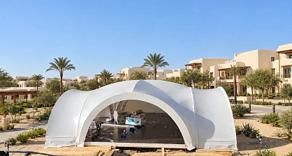 Hotel restaurant arch tent with an open entrance during assembly