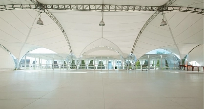 Professional installation of an arch structure