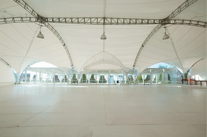 Professional installation of an arch structure