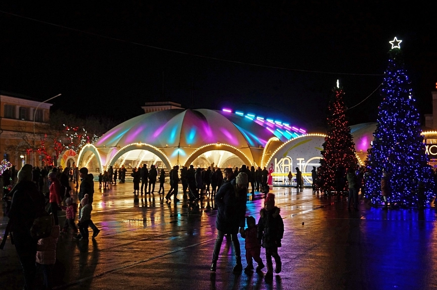 Wind-resistant arch tent arena – premium mobile ice rink structure