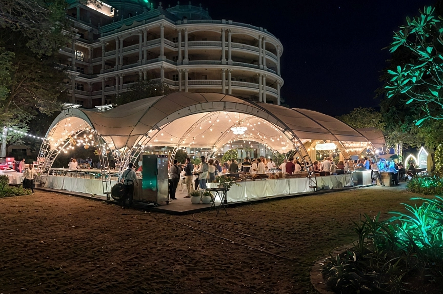 Ramadan celebration in the arch tent at the Kempinski Hotel