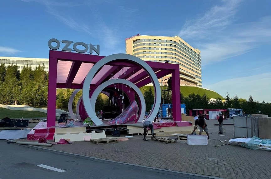 Professional installation of a custom structure for brand promotion