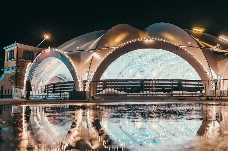 Arch tent arena 2100/10/10 – modular ice rink structure for 12 000 visitors