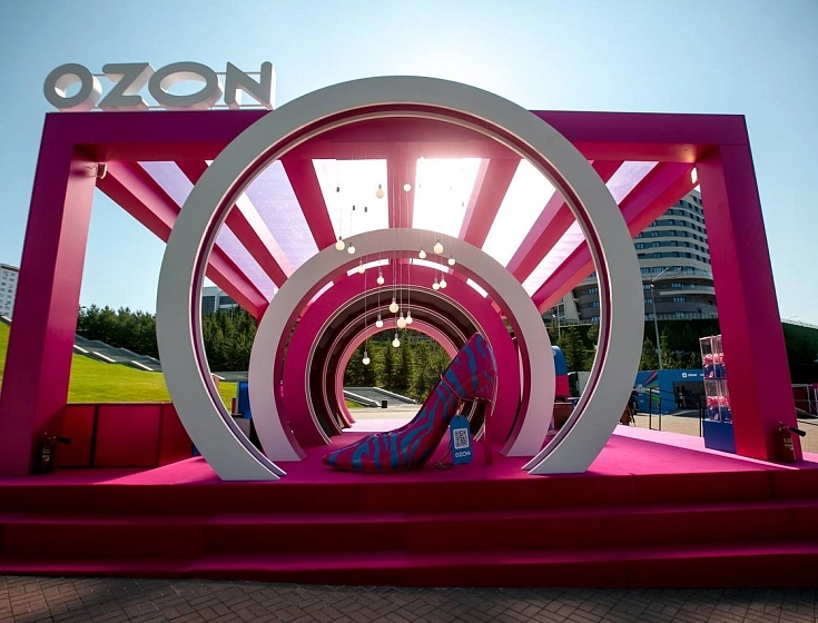 Custom Pink Semi-Transparent Roof for Largest Marketplace in Eastern Europe