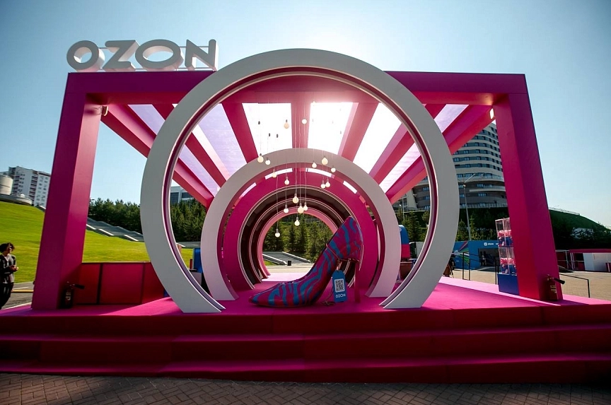 Custom Pink Semi-Transparent Roof for Largest Marketplace in Eastern Europe