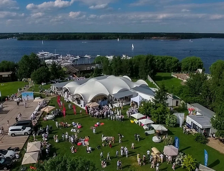 Luxurious arch tents for yacht club