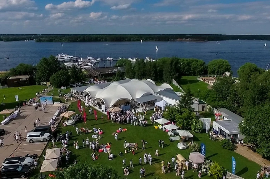 Luxurious arch tents for yacht club