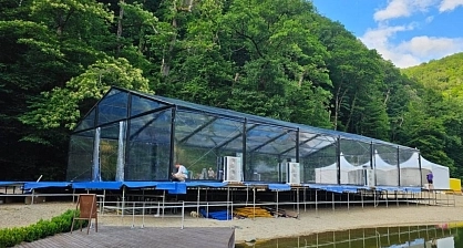 Gable structure for brand presentation in the mountains
