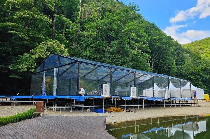 Gable structure for brand presentation in the mountains
