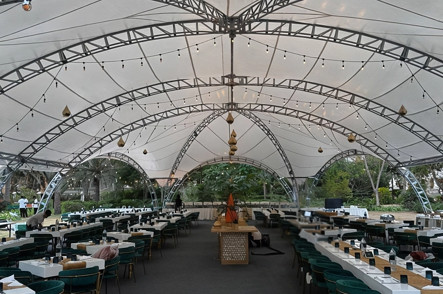 Installation of a large arch tent at the Kempinski Hotel in Dubai