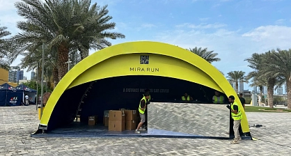 Custom branded modular arch entrance tent for Mira Run Dubai 2025 with yellow exterior, deep blue interior, participant registration area and fast setup on exhibition flooring in Dubai outdoor venue