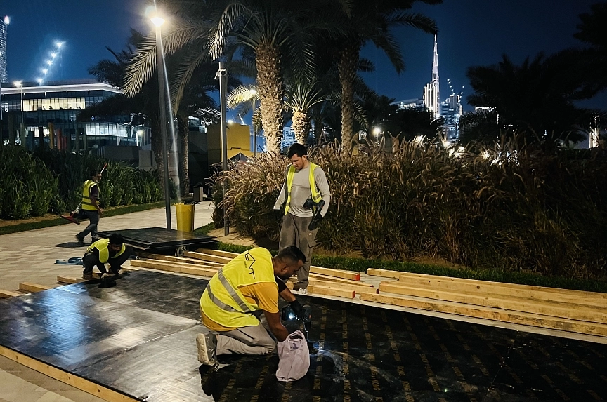 Installation of the TentProject modular tent system with special exhibition flooring and metal frame begins for the Mira Run Dubai event, with the Burj Khalifa as a backdrop