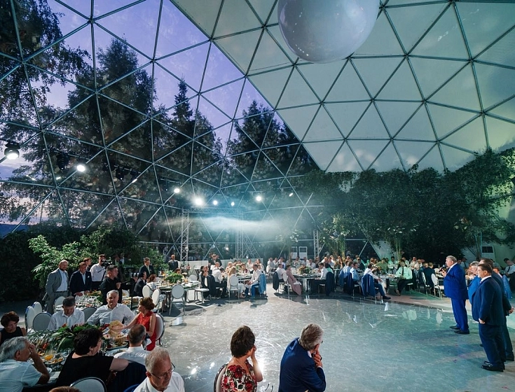 Geodesic dome tent for a festive banquet - Western Europe