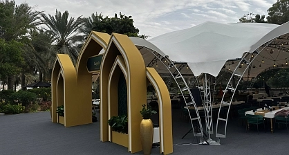 Installation of the arch tent for holding iftars in Dubai