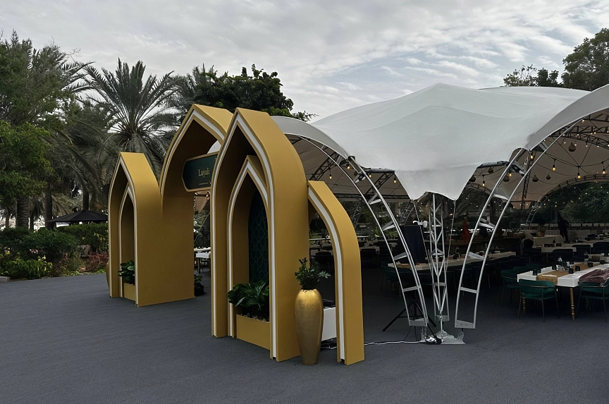Installation of the arch tent for holding iftars in Dubai
