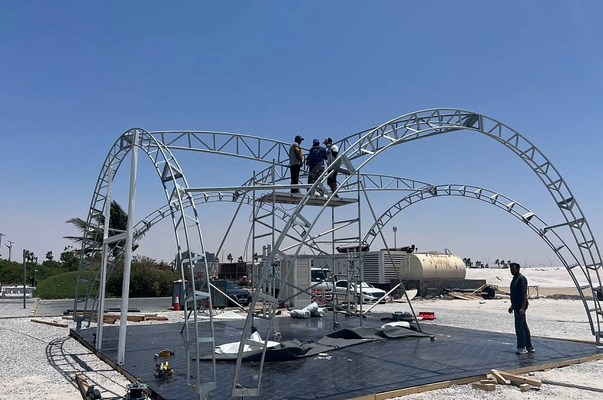 Installation of an arch tent without foundation