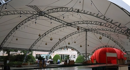 Installation of a large arch tent at the Kempinski Hotel in Dubai