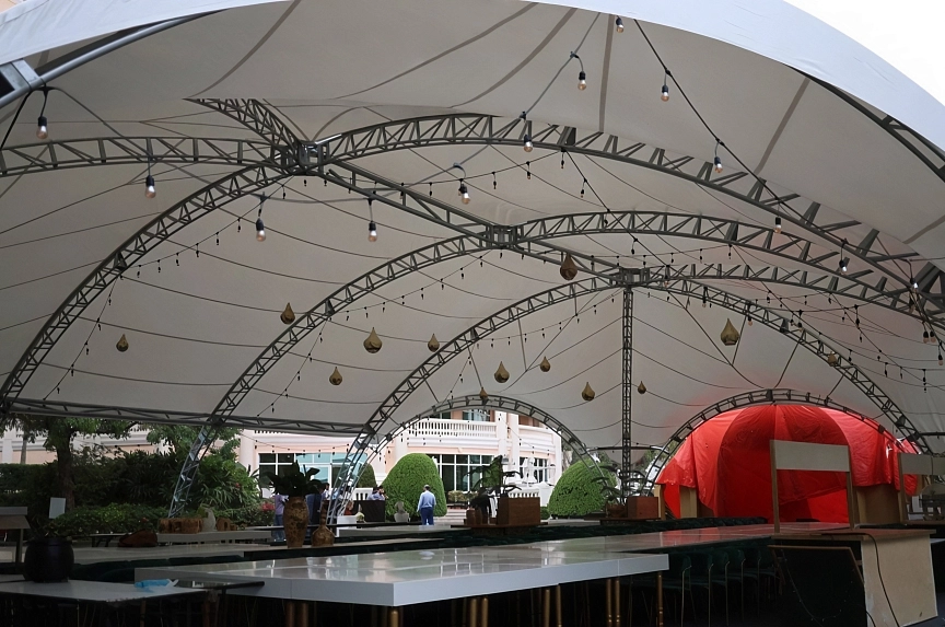 Installation of a large arch tent at the Kempinski Hotel in Dubai