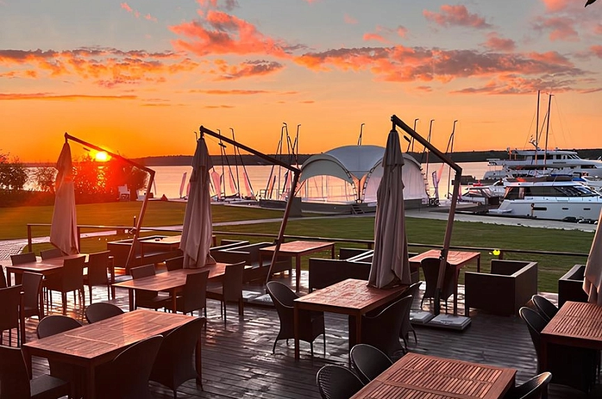 Elegant arch tent for yacht club