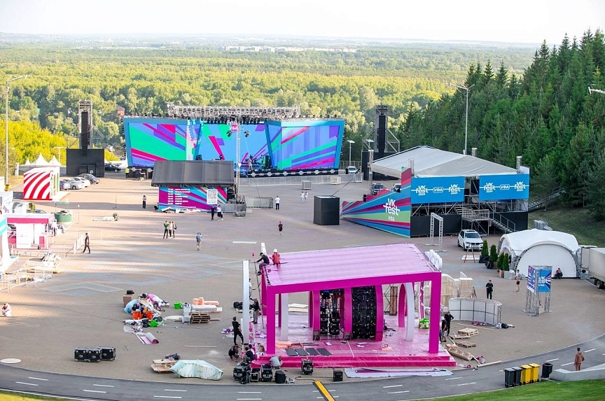 Aerial filming of branded structures for marketplace retail spaces