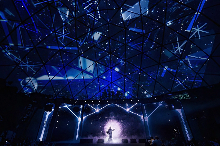 Geodesic dome tent for concerts