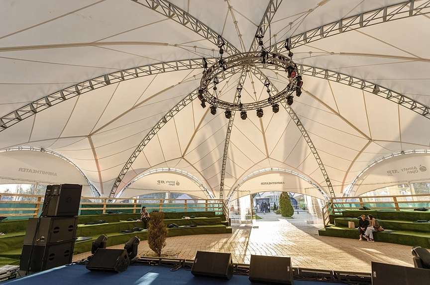 Arch tent structure for events